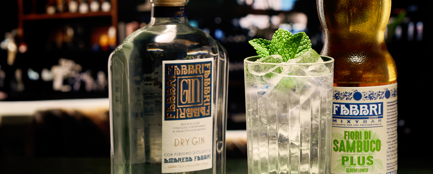 Create a surprising version of the most popular cocktail Gin Tonic with Fabbri Dry Gin, flavored with Amarena Fabbri, and Mixybar Plus.
